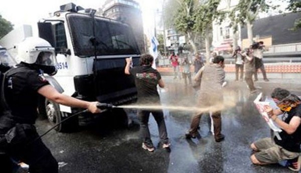 أنقرة.. مواجهات عنيفة بين الشرطة ونشطاء كورد 